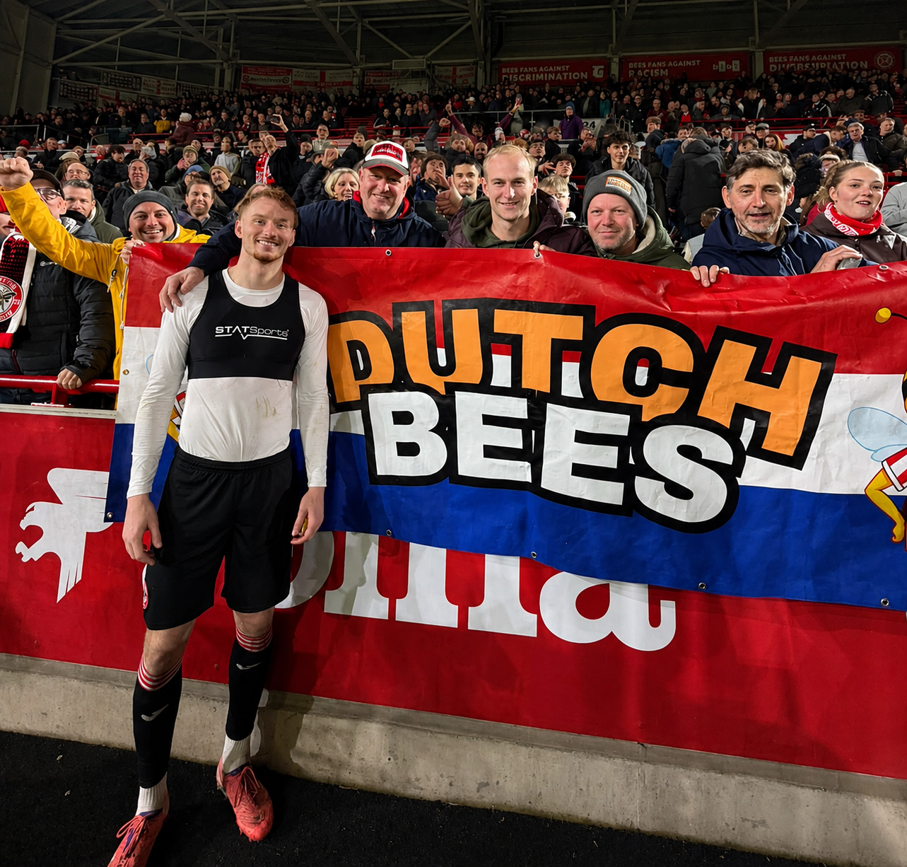 Dutch Bees-supporters met hun vlag na een wedstrijd van Brentford
