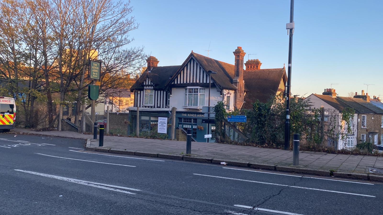 De buitenkant van The Kings Arms in Brentford