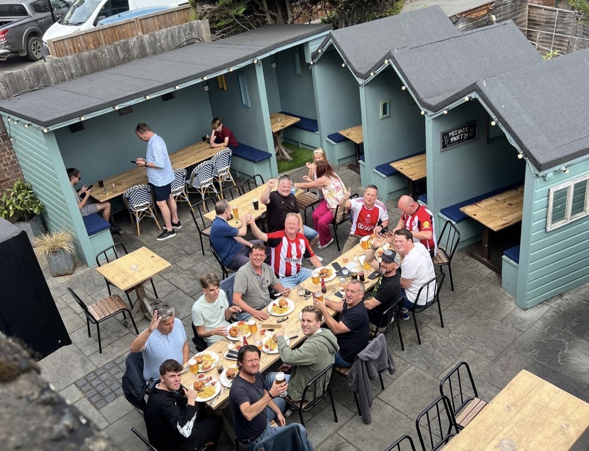 Dutch Bees samen in de tuin van The Kings Arms